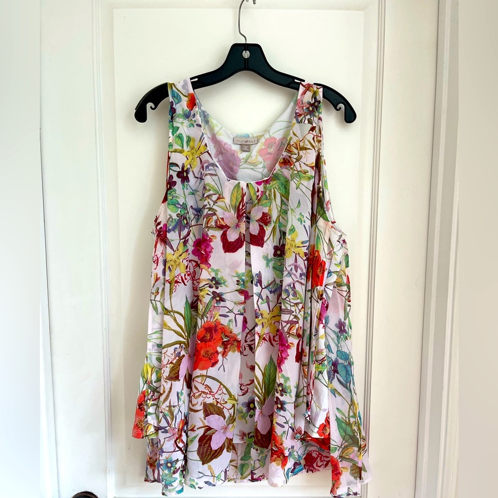 Roz & Ali size 2X sleeveless silky/flowy flowered top.